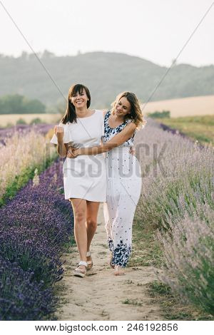 SÃ­sters walking together