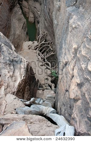 Passaggio pericoloso In un Canyon stretto.