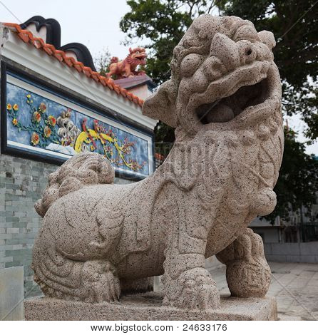 Aslan Pak Tai Tapınağı girişinin önünde.  Cheung Chau. Hong Kong.