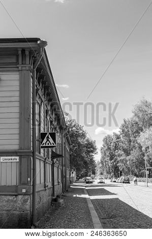 A Black And White Photo Of An Old Street Of Hämeenlinna