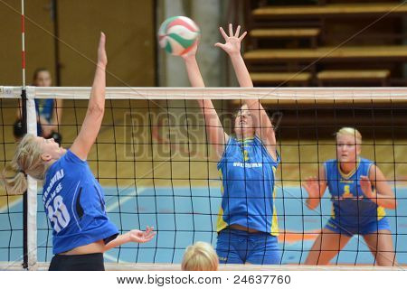 KAPOSVAR, Ungarn - 2. oktober: Zsanett Pinter (2) i aktion på en ungarsk NB I. League volleyball g
