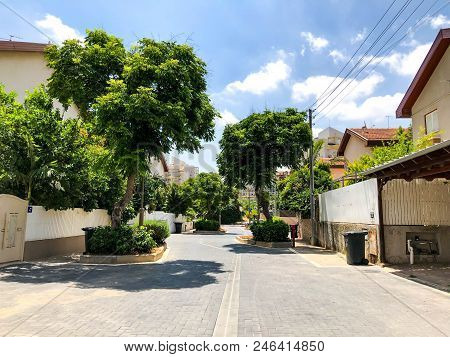 Rishon Le Zion, Israel -june 18, 2018: Private Modern Houses On The Streets In Rishon Le Zion, Israe
