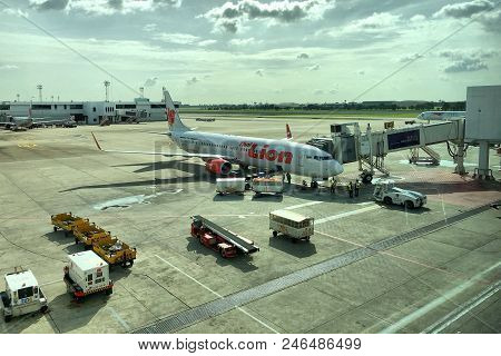 Bangkok Thailand - 16 June 2018: Thai Lion Airline Loading Cargo Into The Plane At The Gate In Don M