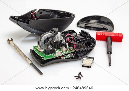 Disassembly Of The Old Wireless Computer Mouse