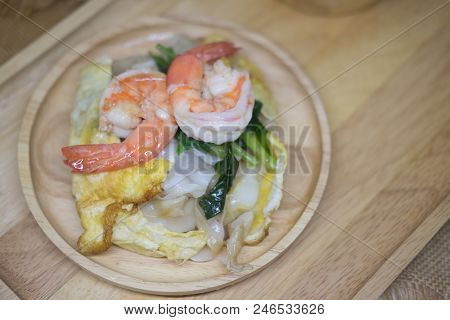 Selective Focus Of Shrimp Soak In Rad Na Fry Noodle In Gravy