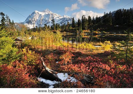 Shuksan ภูเขาและทะเลสาบรูปภาพฤดูใบไม้ร่วง