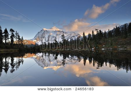 พระอาทิตย์ฤดูใบไม้ร่วงภูเขา Shuksan