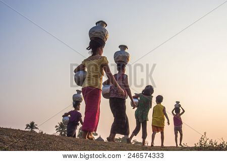 Mrauk U Myanmar On March 20, 2016: Community Was Return Home From Fetching Water