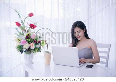 Smart Girl's Working On Notebook , Workingwoman Using Laptop In The Room