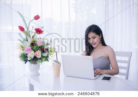 Smart Girl's Working On Notebook , Workingwoman Using Laptop In The Room