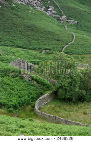 alten Steinmauer und Felder in Cumbria Landschaft, england