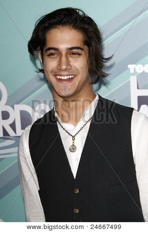 LOS ANGELES - 26. Oktober: Avan Jogia kommt bei Nickelodeon 2011 Tick-HALO Awards auf der Holl statt