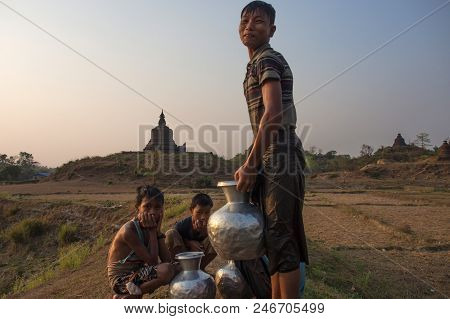 Mrauk U Myanmar On March 20, 2016: Boys Were Waiting For Carrying Water Pot To Home