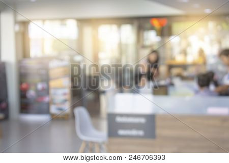 Counter Service In Company Or Showroom With Staff Customer Relations Counseling To Pay And Agreed To