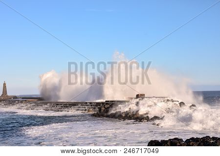 Photo Picture Of A Big Wave In The Ocean