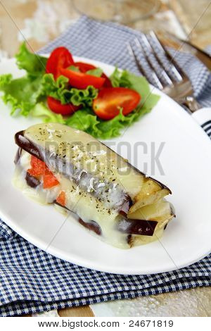abendessen Appetizer Aubergine parmigiana, mit KÃ¤se und Tomaten