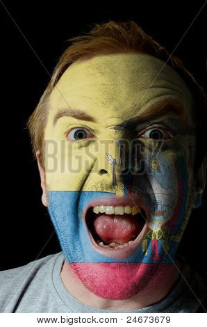 Çılgın kızgın adam yüzünde Ekvador bayrak renklerde boyanmış