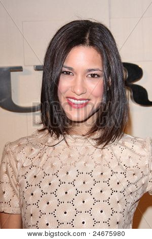 LOS ANGELES - 26 de outubro: Julia Jones chegando ao lançamento de corpo Burberry na Burberry em 26 de outubro, 20