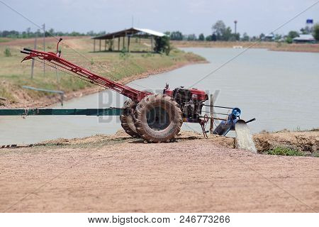 Submersible Agricultural Pumps With Walking Tractors. Pour Water Into Jasmine Rice Fields.