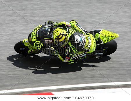 เซปัง มาเลเซีย - 23 ตุลาคม: ไรเดอร์ Moto2 Andrea Iannone warms ขึ้นในวันแข่งขันของเชลล์ล่วงหน้า 