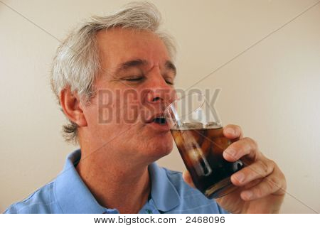 Mand og et glas Cola!