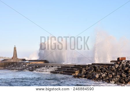 Photo Picture Of A Big Wave In The Ocean