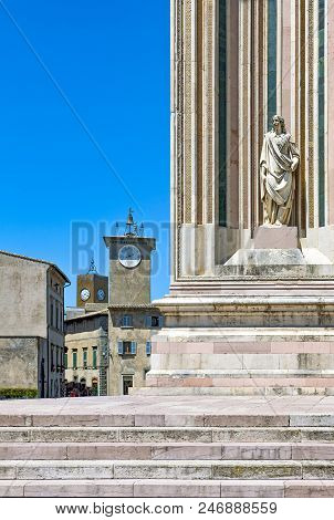 Orvieto, Italy - May 19,2009: A Statue On The Cathedral Side Facade And The Del Maurizio And Del Mor