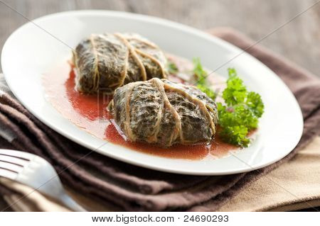 Dolmades z liści rabarbaru, mięso i ryż