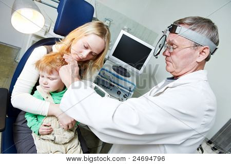 Esame otitus medica di un bambino a un medico di orecchio naso gola