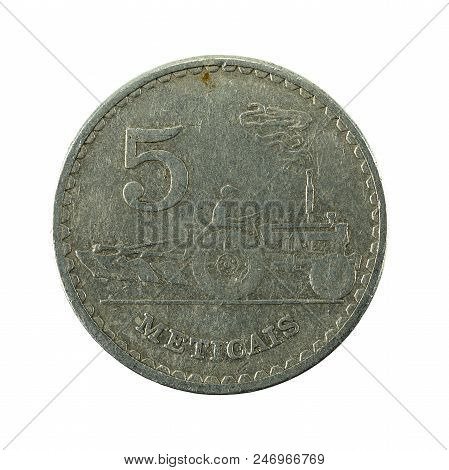 5 Mozambique Metical Coin (1982) Obverse Isolated On White Background