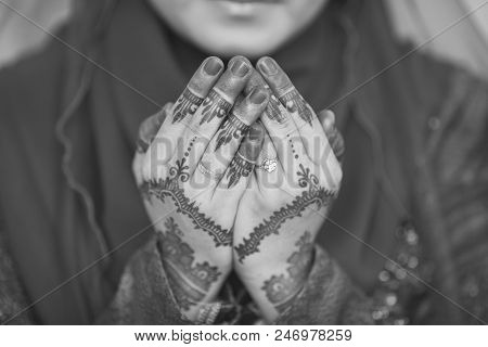 Henna And Wedding Ring On Bride Hand, Pray For Doa Session