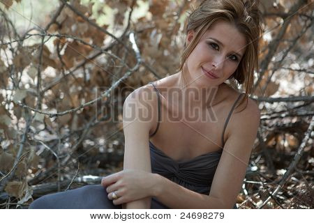 Femme assise dans la forêt