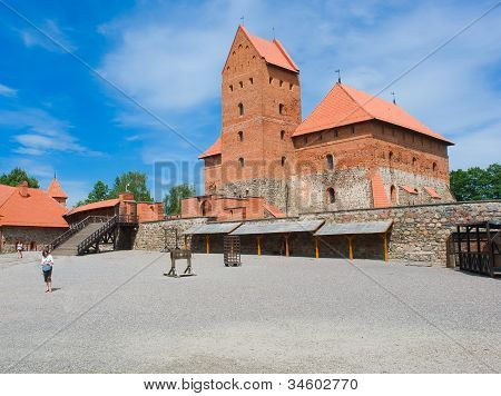 Castillo en el lago Galve en Trakai, Lituania