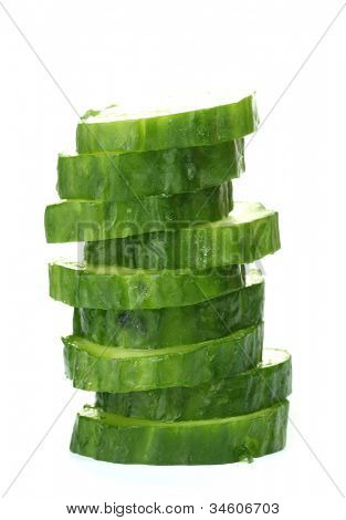 แตงกวาสดแยกต่างหากบนพื้นสีขาว