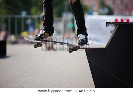 Man fÃ¼hrt ein Skateboarder