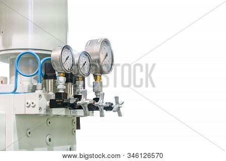 Close Up High Accuracy And Precision Industrial Pressure Gauge With Valve Control For Hydraulic Syst