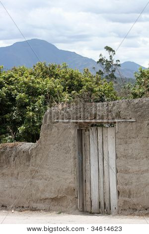 Mount Cotacachi arka planda taş kapısı