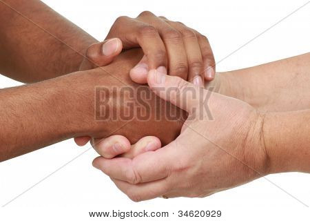Bianco e nero le mani in una stretta di mano amichevole