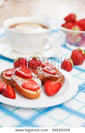 Toasts ฝรั่งเศสกับน้ำตาลผงสตรอเบอร์รี่