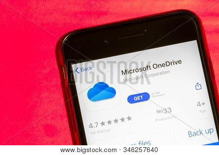 Los Angeles, California, Usa - 22 January 2020: Microsoft Onedrive Logo On Phone Screen Flat Lay Wit