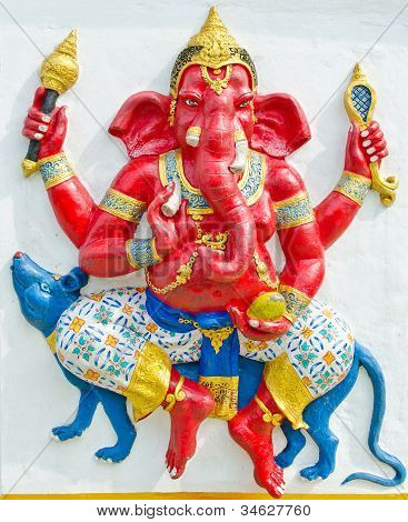 Bůh úspěchu 13 32 držení těla. Indický nebo hinduistický bůh Ganesha Avatar obrázek ve štuku