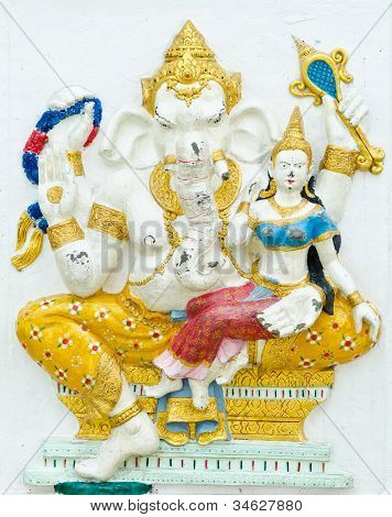 Bůh úspěchu 5 32 držení těla. Indický nebo hinduistický bůh Ganesha Avatar obrázek ve štuku