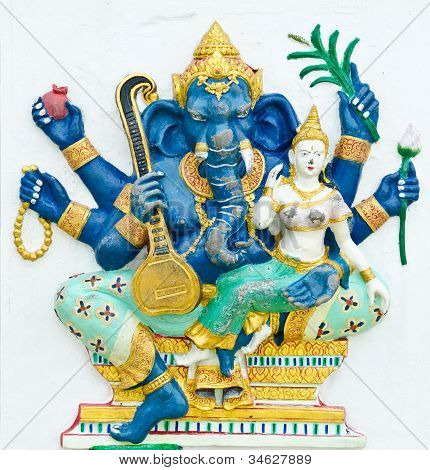 Bůh úspěchu 8 32 držení těla. Indický nebo hinduistický bůh Ganesha Avatar obrázek ve štuku