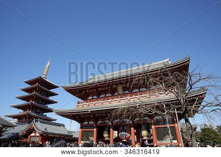 Many Travelers At The Entrance Of Sensoji Temple