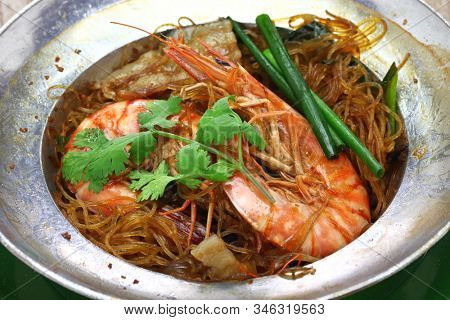 thai cuisine, steamed prawns with vermicelli in metal casserole pot, gung op wun sen