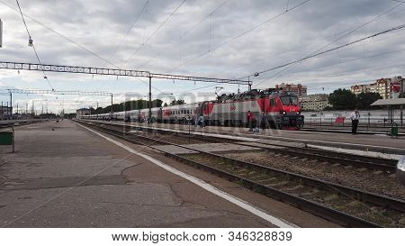 Bryansk, Russia - June 25, 2019: The Platform Of The Railway Station Of Bryansk. The Movement Of Com