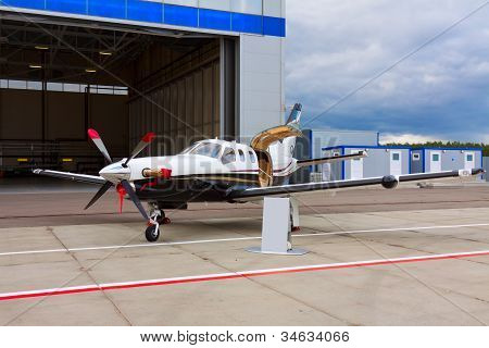 avion à hélices privé petit sur un seul moteur