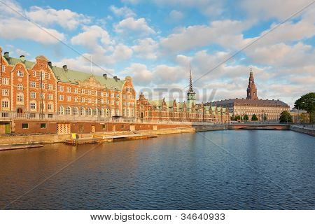 Rano widok na Pałac Christiansborg w Kopenhadze