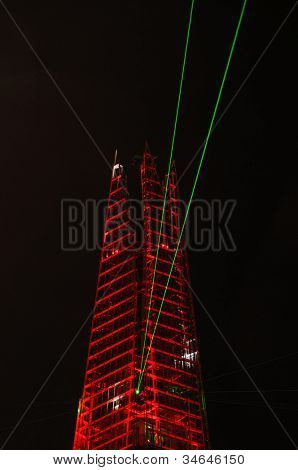 LONDON, UK - juli 5: Åbnede The delt med en lys og laser show på juli 5, 2012 i London. Den 