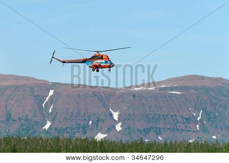 Helicóptero sobrevoando a floresta